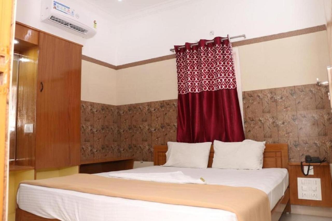 Saravanas Lodge Tiruchchendūr Buitenkant foto