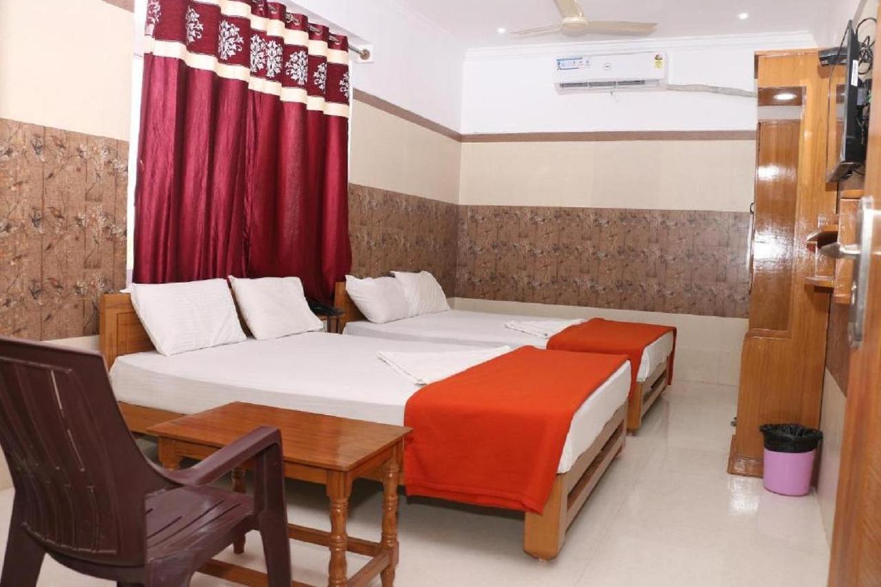 Saravanas Lodge Tiruchchendūr Buitenkant foto